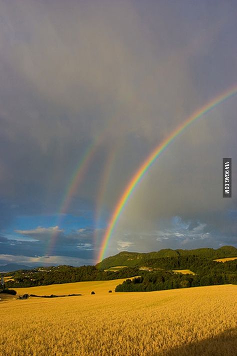 To those posting double rainbows...here is a triple rainbow Thirtieth Birthday, Rainbow Pictures, Rainbow Photography, Rainbow Warrior, Rainbow Photo, God's Promise, Rainbow Magic, Atmospheric Phenomenon, Rainbow Sky