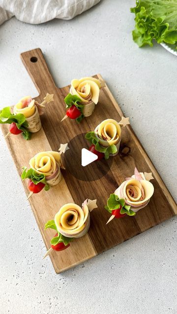 Ham And Cheese Tortilla Roses, Ham Cheese Wraps, Tortilla Canapes, Spring Day Ideas, Mini Chimis, Wrap Appetizers, Tortilla Appetizers, Flower Tortillas, Pretty Appetizers