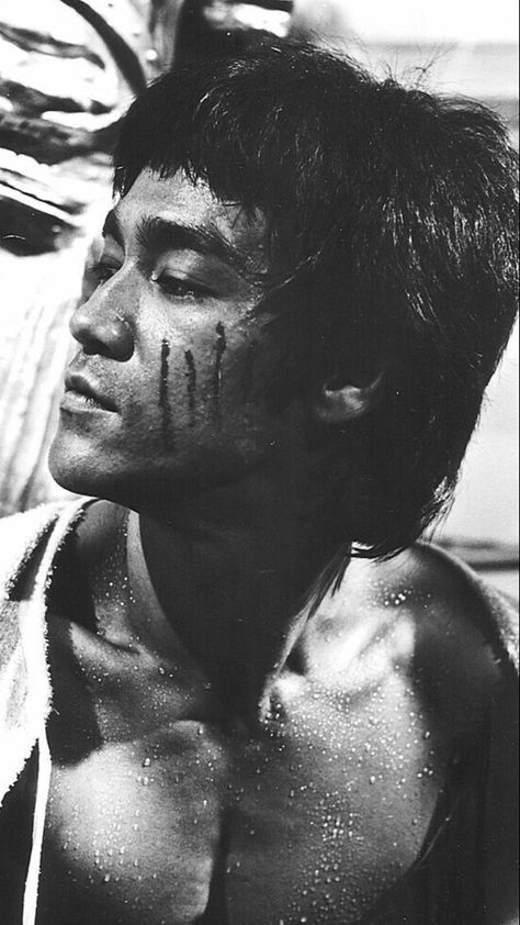 Bruce Lee Profile Pic, Bruce Lee Body, Bruce Lee Enter The Dragon, Bruce Lee Pictures, Indoor Plant Styling, Bruce Lee Martial Arts, Martial Arts Instructor, Plant Styling, Bruce Lee Photos