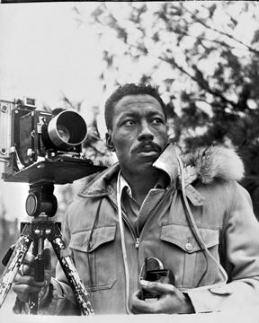 Young Gordon Parks, ©Estate of Arnold Eagle / National Portrait Gallery, Smithsonian Institution, 1945 Walker Evans, Gordon Parks Photography, Black Photographers, Gordon Parks, Vintage Black Glamour, Park Photography, Famous Photographers, Glamour Photography, Great Photographers