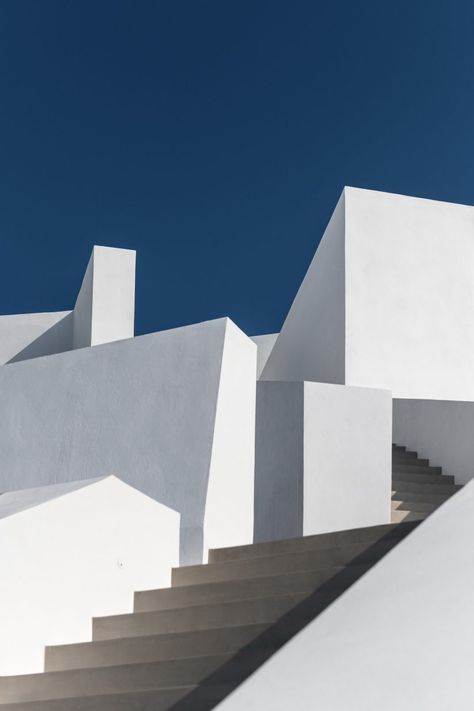 Saint Hotel on the coast of Santorini has rooms in white-painted caves White And Blue Wallpaper, Blue White Painting, Architectural Wallpaper, Arquitectura Wallpaper, Wallpaper Architecture, Blue Architecture, Santorini Hotels, Fotografi Kota, Studio Foto