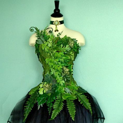 Woodland Fairy Costume. Moss Corset, Scary Fairy Costume, Poison Ivy Kostüm, Forest Fairy Dress, Fairy Costume For Girl, Woodland Fairy Costume, Mother Nature Costume, Halloween Fantasias, Modern Fairy