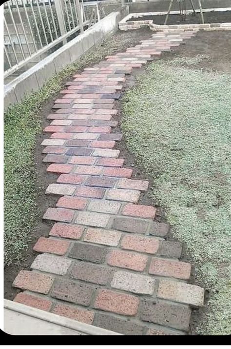 Brick Patios Ideas, Broken Brick Ideas, Brick Walkway Diy, Stepping Stones Pathway, Brick Pathways, Stone Pathways, Art Blending, Brick Pathway, Backyard Walkway