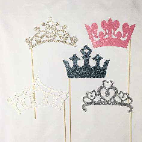 A personal favorite from my Etsy shop https://www.etsy.com/listing/249078345/5pc-glitter-crowns-photobooth-prop-set Molde, Birthday Photo Props Diy, 30th Celebration, Accessoires Photobooth, Photo Booth Props Birthday, Curious George Party, Birthday Props, Photos Booth, Glitter Crown