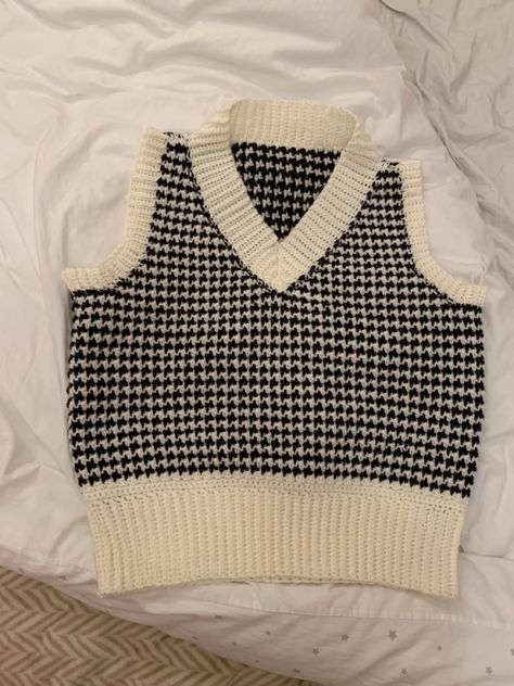 Houndstooth crochet sweater vest diy Houndstooth Crochet, Designs Aesthetic, Crochet Sweater Design, Crochet Sweater Vest, Bags Patterns, Simple Projects, Patterns Simple, Mode Crochet, Crochet Crop Top Pattern