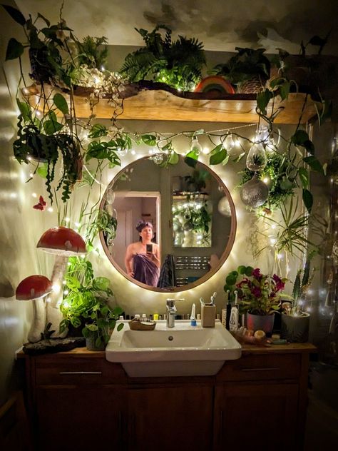 Fairycore Aesthetic Bathroom, Cute Boho Bathroom Ideas, Cozy Half Bathroom, Bathroom Decor Nature Inspiration, Herbalist Home Decor, Mushroom Decor Bathroom, Forrest Bathroom Ideas, Bathroom Decor Witchy, Fairy Inspired House Interior