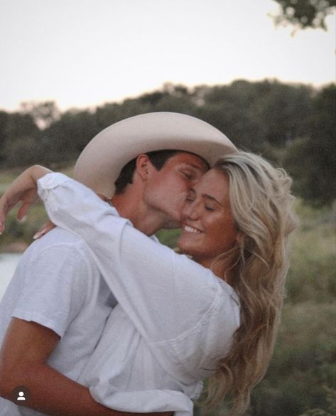 Cowboy Boot Couple Pictures, Western Beach Engagement Photos, Southern Relationship Aesthetic, Tractor Photoshoot Ideas, Cute Cowboy And Cowgirl Couple Pics, Pictures To Take With Your Boyfriend Country, Western Themed Couple Photoshoot, Couple Bluebonnet Photos, Overall Engagement Photos