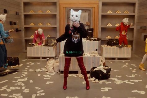 The Looks from Taylor Swift’s Look What You Made Me Do Video Taylor Swift Music Videos Outfits, Taylor Swift Cat, Taylor Swift Costume, Music Video Outfit, Taylor Swift Music Videos, Taylor Swift Party, Soft Grunge Aesthetic, Taylor Swift New, Bank Robber