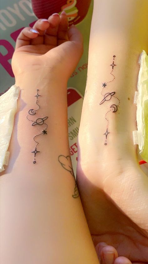 Matching Easy Tattoos, Cute Matching Tattoos For Mother And Daughter, Tattoos Matching Mom And Daughter, Special Friend Tattoos, Cute Tattoos Mom And Daughter, Simple Matching Best Friend Tattoos, Tattoo Ideas For Two Daughters, Twin Tattoos For Mom Daughters, Cute Matching Tattoos For Friends