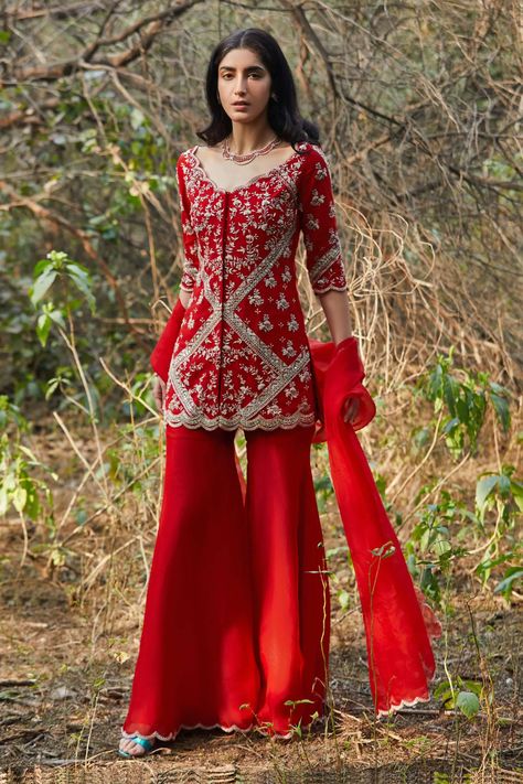Red Sharara Outfit, Gharara Set For Women, Bridal Trousseau Outfits, Pant Style Suits Indian Party Wear, Sharara Set Indian Weddings, Karwachauth Dress Ideas, Red Suits For Women Indian, Peplum With Sharara, Sharara Suit Indian Designers