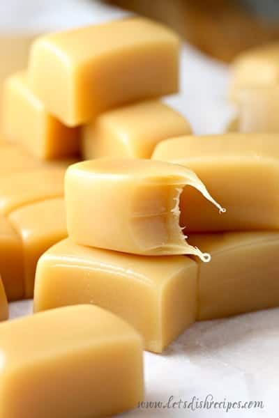 Ten Minute Microwave Caramels Fudge Recipes, Homemade Caramel Recipes, Microwave Caramels, Candy Recipes Homemade, Caramel Recipes, Homemade Caramel, Homemade Candies, Deilig Mat, Yummy Desserts