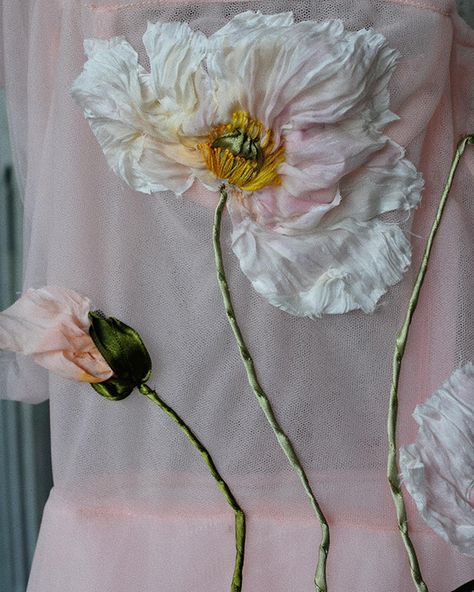 Silk poppies on Behance Patchwork, Large Flower Embroidery, Tambour Stitch, Diy Lace Ribbon Flowers, Clothes Embroidery Diy, Making Fabric Flowers, Material Flowers, Diy Textiles, Ribbon Embroidery Tutorial