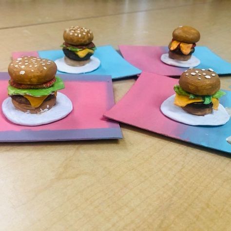 Clay Hamburger, Hamburger Art, Crayola Model Magic, Clay Sculpture Art, Sculpture Art Projects, Clay Lesson, High School Art Projects, Sculptures Art, Middle School Art Projects