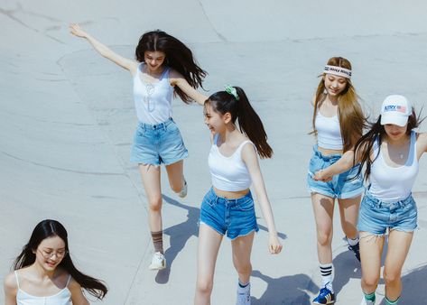 Rookie girl group NewJeans drops the schedule chart and beautiful teaser photos for their 1 EP release Sunderland, Newjeans Attention Photoshoot, Jeans Website, Serge Gainsbourg, New Jeans Style, Pre Debut, New Jeans, My Chemical, Group Photos