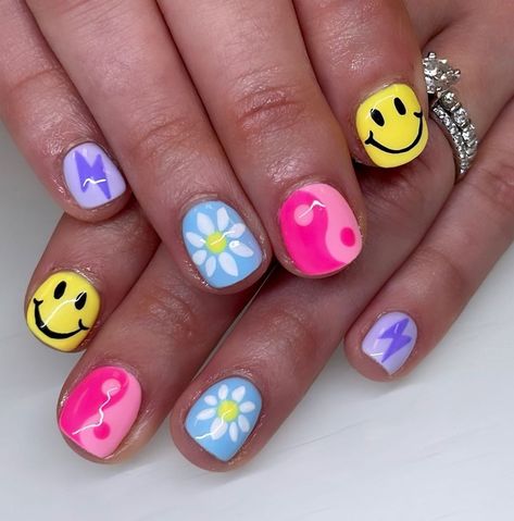 Nails For 8-9, Kids Spring Nail Ideas, Kid Spring Nails, Fun Art Nails, Nail Art How To Videos, One Design Nail Ideas, Nail For Kids Cute, Vintage Nail Art Ideas, Cute Kid Nails Ideas