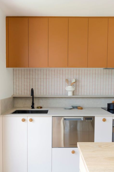 Retro kitchen with orange and white cabinetry Low Budget Renovation Ideas, Orange Retro Kitchen, Small Painted Kitchen, Coloured Grout Kitchen, 50s Kitchen Cabinets, 1940 Bathroom, Wheelchair House, Blush Kitchen, Small Kitchen Colors