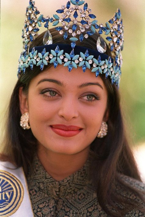 Aishwarya Rai Bachchan just went on to being even MORE beautiful than she was as Miss World. Mangalore, Aishwarya Rai Young, ऐश्वर्या राय, Megan Young, Aishwarya Rai Pictures, Miss Univers, Aishwarya Rai Photo, Pageant Crowns, Miss India