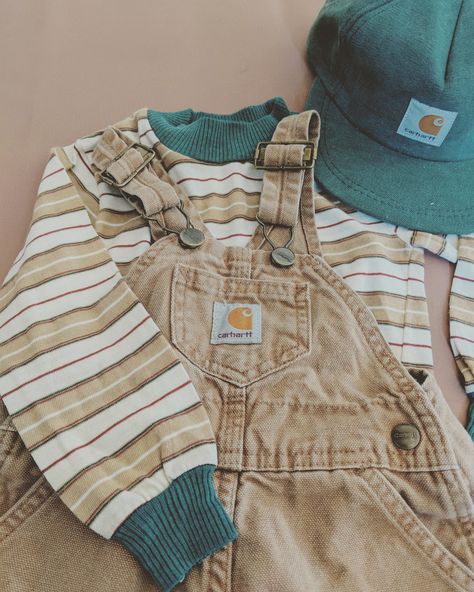 Toddler Carhartt Overalls Outfit, Toddler Vintage Outfits, Retro Kids Outfit, Baby Boy Vintage Outfits, Vintage Baby Boy Outfits, Vintage Toddler Outfits, Toddler Overalls Outfit Boys, Vintage Baby Clothes Boy, Baby Boy Clothes Aesthetic