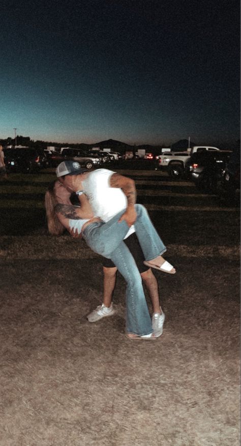 Croquis, Cute Couple Picture To Recreate, Dip Kissing Pictures, Dancing Relationship Goals, Couples Dancing Pictures, Dancing Couple Reference Photo, Dip Couples Pose, Kissing Dip Pose, Dancing Couples Photography