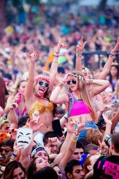 15 Reasons Why EDM Is The Future Of Entertainment Eat Sleep Rave Repeat, Tomorrow Land, Young Wild Free, Ultra Music Festival, Estilo Hippie, Armin Van Buuren, Festival Vibes, I'm With The Band, Festival Looks