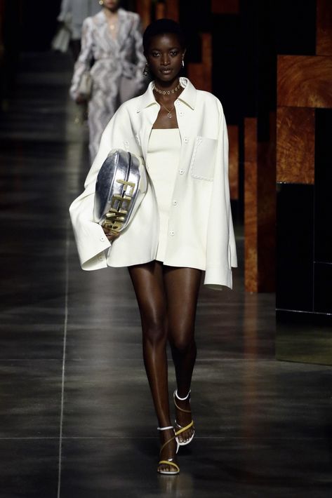 Fendi Spring 2022 Fendi Ready To Wear, Visionary Fashion, Runway Fashion Couture, Ombré Hair, Mode Ootd, Spring Summer 2022, Looks Chic, Model Life, Mode Vintage