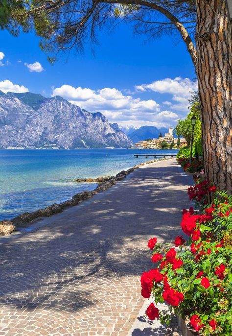 Holiday Places, Lake Garda, World Most Beautiful Place, Beautiful Town, Places In The World, Dream Travel Destinations, Italy Vacation, Alam Yang Indah, Beautiful Places In The World