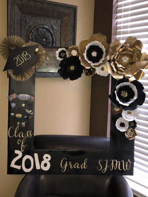 Graduation photo prop frame Graduation Frames Ideas, Graduation Photo Frame Prop, Graduation Selfie Booth Ideas, Freshers Decoration Ideas College, Graduation Frame Ideas, Graduation Photo Frame Ideas, Graduation Photobooth Idea, Graduation Photo Props Diy, Freshers Party Decoration Ideas College