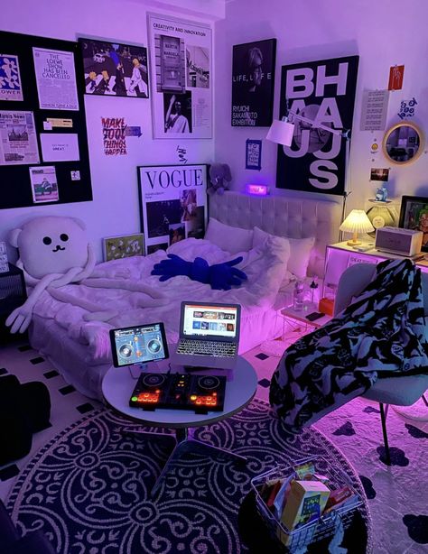 Xiaohongshu Aesthetic, Purple Dorm Rooms, Baddie Bedroom, Vibe Bedroom, Baddie Bedroom Ideas, Room Purple, Purple Room Decor, Vibey Room, Neon Bedroom