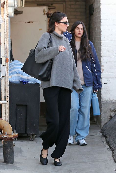 Minimalistic Autumn Outfit, Kendall Jenner Bags 2023, Kendall Jenner Flats, Kendall Jenner The Row Bag, Kendall Fall Outfits, The Row Bag Street Style, The Row Inspired Outfits, Casual Outfits Winter 2023, 2023 Celebrity Street Style
