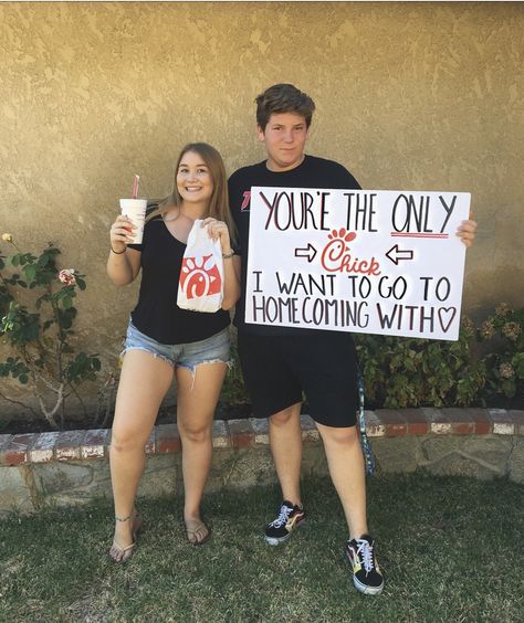 Essen, Homecoming Dance Proposal, Asking To Homecoming, Cute Hoco Proposals, Homecoming Poster Ideas, Football Relationship, Homecoming Dates, Cute Promposals, School Dance Ideas