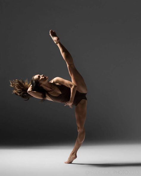 Lisa Reid Benson - Photographer Christopher Peddecord Modern Dance, Tumblr, Tilt Dance, Dance Tilt, Dance Flexibility Stretches, Dancing In The Dark, Dance Movement, Classical Ballet, Dance Photos