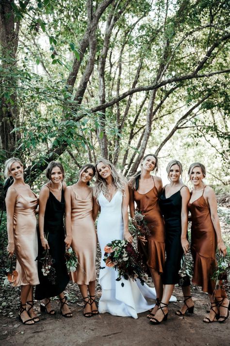 Bridesmaids in beige, brown and black dresses Photo: IVY ROAD PHOTOGRAPHY Metallic Wedding Colors, Fall Bridesmaids, Metallic Wedding, Wedding Color Combos, Fall Bridesmaid Dresses, Green Wedding Colors, Black Bridesmaids, Mismatched Bridesmaids, Mismatched Bridesmaid Dresses