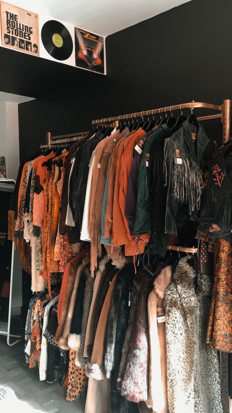 Clothing Stores Aesthetic, Clothing Boutique Aesthetic, Vintage Clothing Store Aesthetic, Vintage Boutique Aesthetic, Thrift Store Layout Display Ideas, Vintage Shopping Aesthetic, 70s Boutique, Moody Boutique, Vintage Thrift Shop Aesthetic