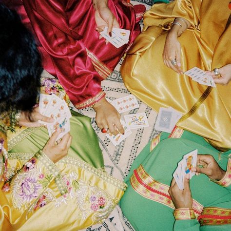 Lost in the beauty of Moroccan dance. Such a rich culture and tradition. 🇲🇦 📸 𝚌𝚛𝚎𝚍𝚒𝚝 𝚝𝚘 𝚞𝚗𝚔𝚗𝚘𝚠𝚗 📥 𝖣𝗆 𝖿𝗈𝗋 𝖼𝗋𝖾𝖽𝗂𝗍 𝗈𝗋 𝗋𝖾𝗆𝗈𝗏𝖺𝗅 𝑻𝒂𝒎𝒈𝒉𝒓𝒂𝒃𝒊𝒕 𝑽𝒊𝒃𝒆𝒔ᵇʸ ᵏʳʸˢˢᵗᵃˡ 🇲🇦 ⵣ ------------------------------- #WanderlustingMorocco #ForeverInLove #Morocco #Marrakech #TravelMorocco #BeautifulMorocco #MoroccanMagic #berberculture #amazigh #MarrakeshVibes #NorthAfrica #Maroc #VisitMorocco #MoroccanCulture #morocco🇲🇦🌅 Croquis, Moroccan Dance, Morocco Aesthetic, Moroccan Aesthetic, Moroccan Beauty, How To Tie Shoes, Morocco Marrakech, Style Marocain, Moroccan Culture