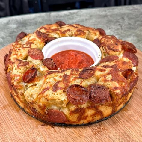 Pepperoni Pizza Pull Apart Bread - Recipe Champions Essen, Pull Apart Pepperoni Bread, Pepperoni Pizza Bread, Pizza Pull Apart Bread, Pizza Pull Apart, Pull Apart Recipes, Mozzarella Bake, Pizza Monkey Bread, Pull Apart Garlic Bread