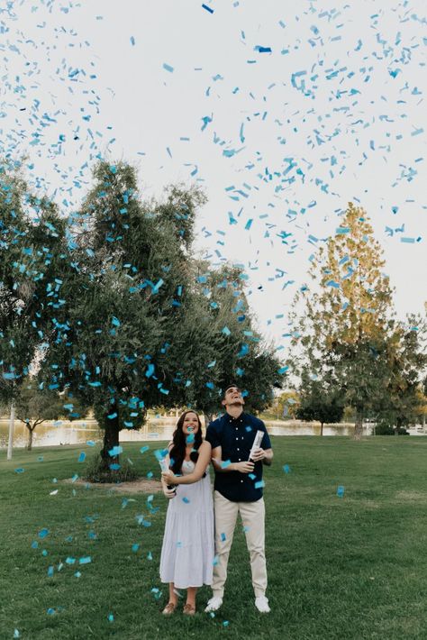 Gender Reveal Photo Shoot, Gender Reveal Pictures, Gender Reveal Photography, Baby Gender Prediction, Baby Announcement Photoshoot, Gender Reveal Announcement, Pregnancy Gender, Gender Reveal Photos, Confetti Gender Reveal