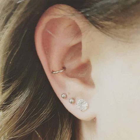 Snug Piercing Ideas, Anti Helix, Piercing Snug, Silver Flowers Jewelry, Different Ear Piercings, Snug Piercing, Anti Tragus, Types Of Ear Piercings, Black And White Earrings