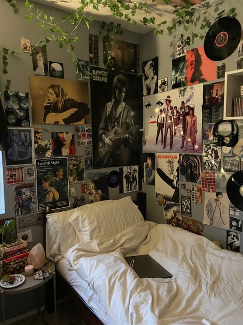 Punk Rock Bedroom, Ruang Studio Musik, Rock Bedroom, Rum Inspo, Grunge Bedroom, Cool Room Decor, Chill Room, Room Redesign, Indie Drawings