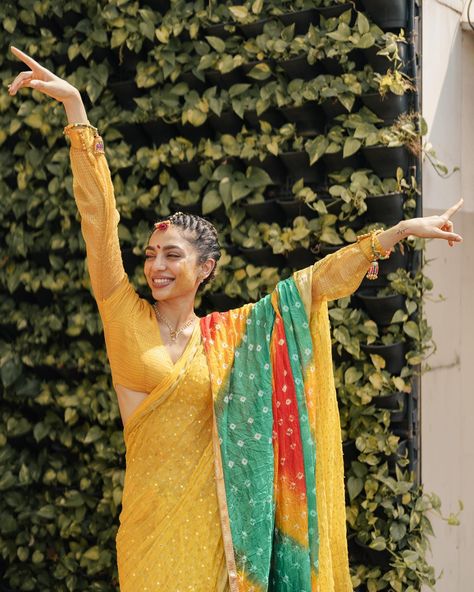 Sobhita Dhulipala Was The Chicest Bridesmaid - ShaadiWish South Indian Bridesmaids, Golden Blouse, Bridesmaid Photoshoot, Indian Bridesmaid Dresses, Indian Bridesmaid, Bride Sister, Traditional Indian Outfits, Best Wedding Planner, Indian Aesthetic