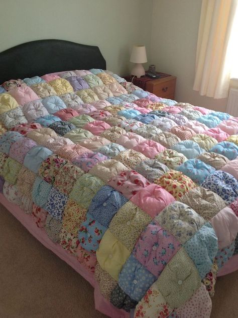 Draps Design, Biscuit Quilt, Puffy Quilt, Handmade Rugs Diy, Bubble Quilt, Designer Bed Sheets, Puff Quilt, Knitting Aesthetic, Crochet Bedspread Pattern