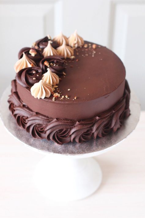 Chocolate Oreo Cake Recipe, Kek Coklat, Chocolate Oreo Cake, Oreo Cake Recipes, Chocolate Cake Designs, Kolaci I Torte, Chocolate Cake Decoration, Creative Cake Decorating, Cake Decorating Frosting