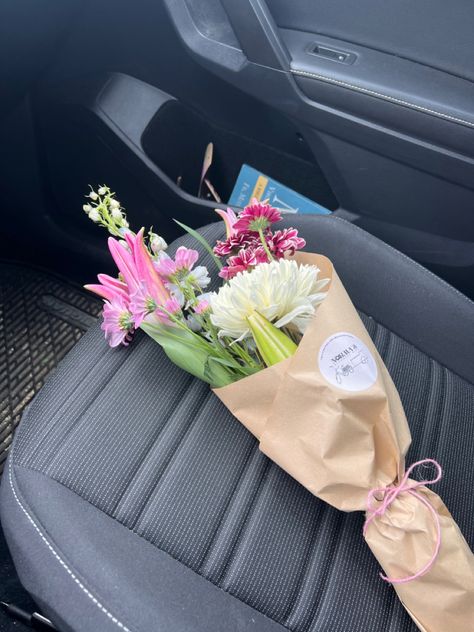 Aesthetic Wildflower Bouquet, Mixed Bouquet Aesthetic, First Date Bouquet, Giving Flowers Aesthetic, Wild Flower Bouquet Aesthetic, Bucket Aesthetic Flower, Bouquet Pictures Photo Ideas, Cute Small Bouquet, Buying Flowers Aesthetic