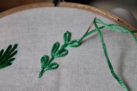 Patchwork, Back Stitch Embroidery, Embroidery Floss Crafts, Stitched Flowers, Embroidery Stitches Beginner, Embroidery Leaf, Embroidered Leaves, Lazy Daisy, Embroidery Tutorial