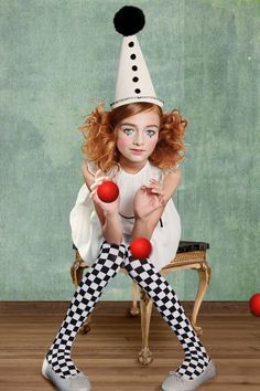 Léa P in Puppet Pier Harlequin Makeup, Pierrot Costume, Foto Kids, Halloween Clown, Hur Man Målar, Circus Costume, Vintage Clown, Clown Costume, Clown Makeup