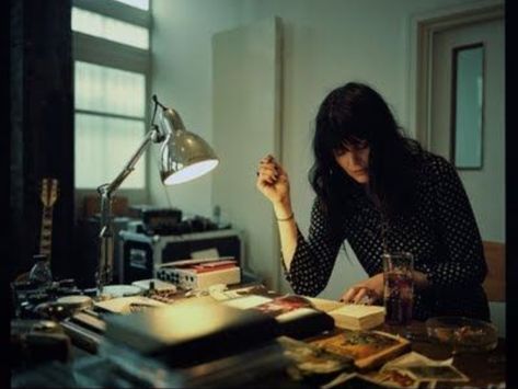 Alison Mosshart, Environmental Portraits, Studying Inspo, Study Inspiration, Novel Writing, 가을 패션, Fotografi Potret, Photography Inspo, Study Motivation