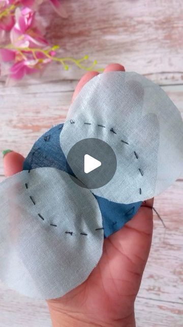 Couture, Tela, Making Hair Accessories Easy Diy, Easy Hair Accessories Diy, Diy Scrunchies Tutorials No Sew, Diy Scrap Fabric Ideas, Fabric Hair Accessories Diy, Diy Cute Hair Clips, Hair Clips Making