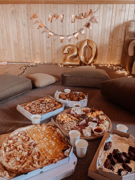 Pizza Birthday Party Aesthetic, Birthday Pizza Party Ideas, Christian 21st Birthday Ideas, Pizza Party Ideas Birthday, Chill Birthday Ideas, Pizza Party Aesthetic, Personal Pizza Party, Christian Birthday Party Ideas, Pizza Night Party