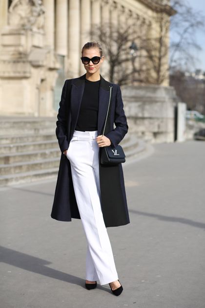 Outfit Bianco E Nero, Karlie Kloss Outfits, White Linen Pants Outfit, Karlie Kloss Style, Paris March, Linen Pants Outfit, Black And White Outfit, Models Off Duty Style, Fashion Week Paris