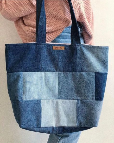 Denim patchwork tote bag #jeansbagpatterns #jeanbagspatternideas #recyclejeansbagpattern Blue Jean Upcycle, Jean Pocket Quilt, Diy With Denim, Handmade Denim Bags, Bag Made From Jeans, Denim Upcycle Bag, Recycled Tote Bags, Patchwork Denim Bag, Jean Sewing Projects