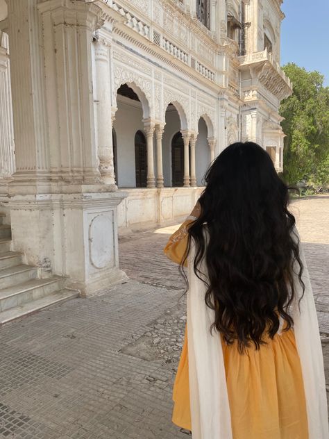 Curly Hair South Asian, Indian Curly Hair Aesthetic, Long Hair Indian Aesthetic, Long Hair Aesthetic Pictures, Indian Long Hair Aesthetic, Pakistani Aesthetic Girl, South Asian Aesthetic Outfits, South Indian Girl Aesthetic, Brown Girls Indian Aesthetic